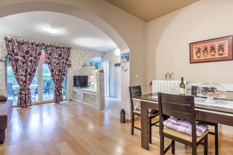 Living room, Seating area, Dining area