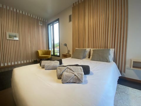 Bed, Bedroom, towels