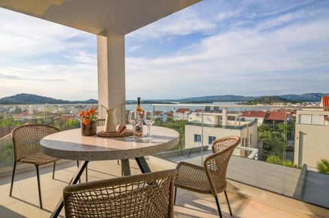 Natural landscape, View (from property/room), Balcony/Terrace, City view, Sea view
