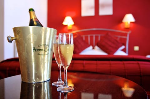 Bed, Food and drinks