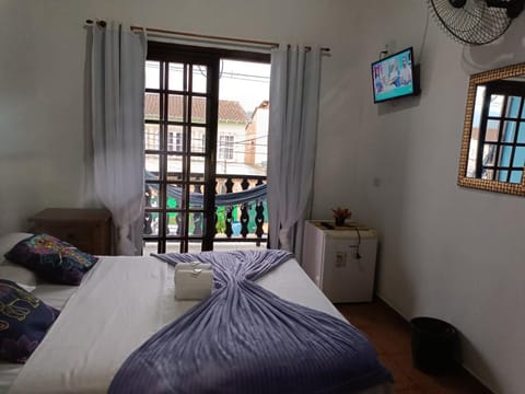 Bed, TV and multimedia, View (from property/room), Balcony/Terrace, Photo of the whole room, Bedroom, fireplace, oven