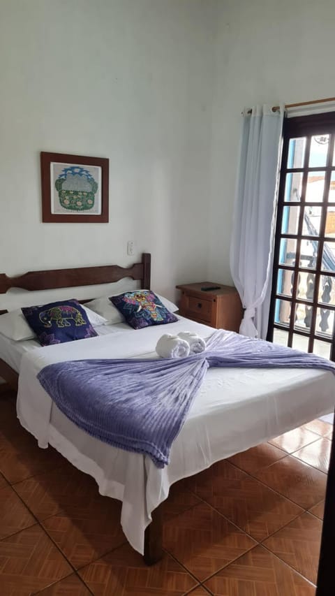 Bed, TV and multimedia, Photo of the whole room, Bedroom, fireplace, towels