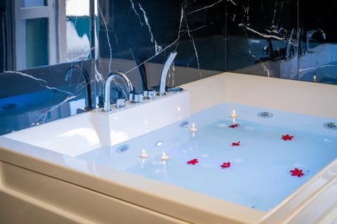 Exclusive with Jacuzzi between Portofino and 5 Terre Apartment in Chiavari