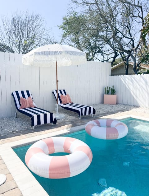 Steps to the beach & close to 30A! Private pool with sundeck & putt putt golf! House in Sunnyside