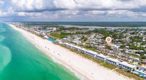 Steps to the beach & close to 30A! Private pool with sundeck & putt putt golf! House in Sunnyside