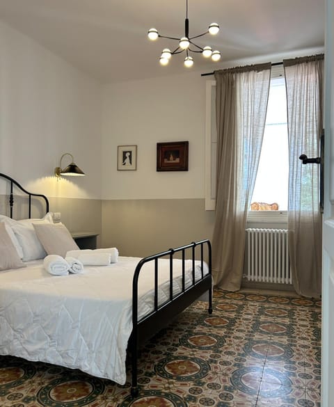 Bed, Photo of the whole room, Bedroom, internet