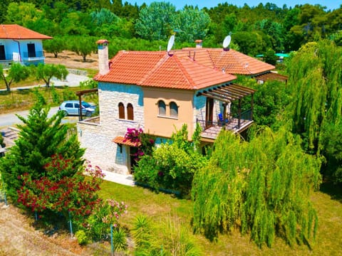 Property building, Spring, Day, Neighbourhood, Natural landscape, Garden, Garden view, Parking