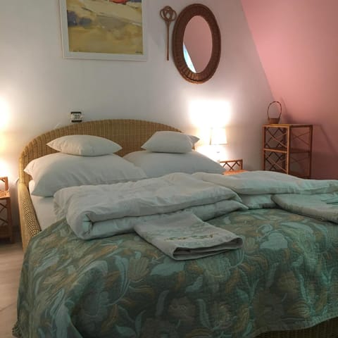 Bed, Photo of the whole room, Decorative detail