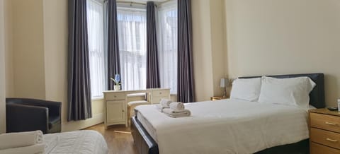 Entire 2 bedroom Apt in central location, Newly Refurbished Apartment in Plymouth