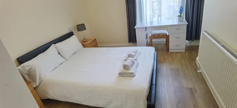 Entire 2 bedroom Apt in central location, Newly Refurbished Apartment in Plymouth