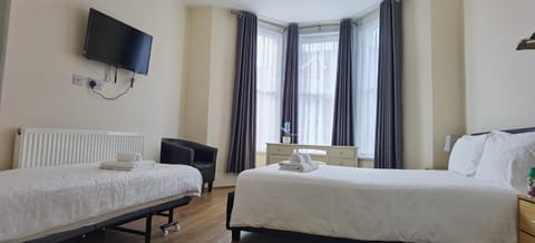 Entire 2 bedroom Apt in central location, Newly Refurbished Apartment in Plymouth