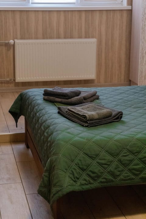 Bed, towels