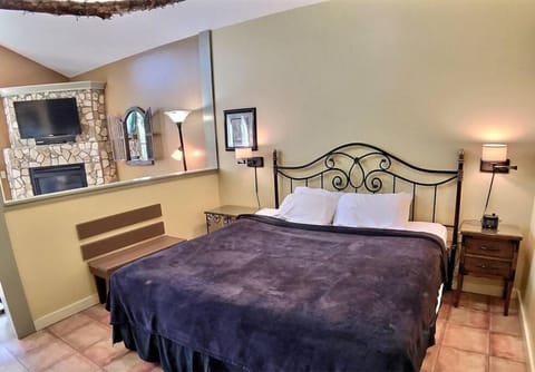 Chateau Treehouse #11 @ Oak Crest Cottages and Treehouses Apartment in Eureka Springs