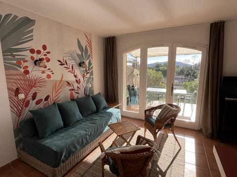Bed, Living room, kitchen