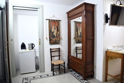 TV and multimedia, Kitchen or kitchenette, wardrobe