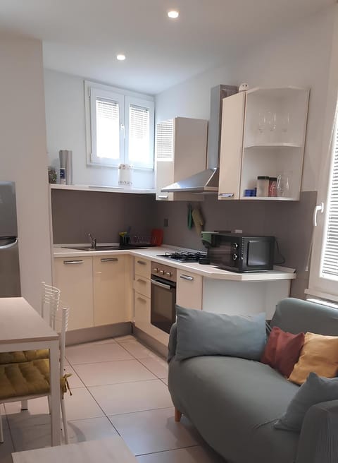 Coffee/tea facilities, Kitchen or kitchenette, Living room, Dining area, microwave, oven, stove