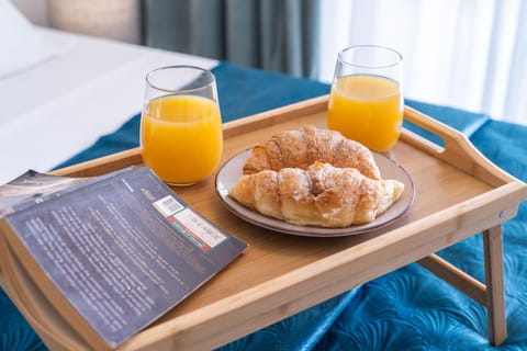 Bed, Food and drinks, Bedroom, Food, Breakfast