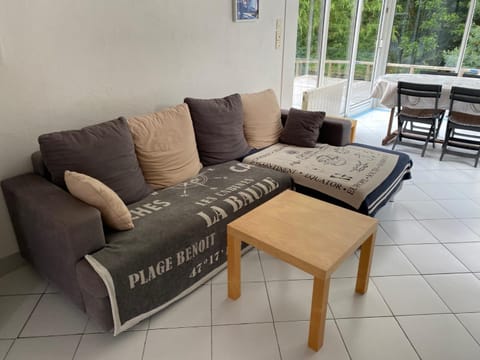 Maison en bois avec vue sur étang de Sandun House in Brittany
