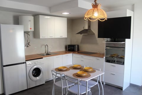 Kitchen or kitchenette, Living room, Dining area, minibar, pet friendly, stove, toaster, washing machine