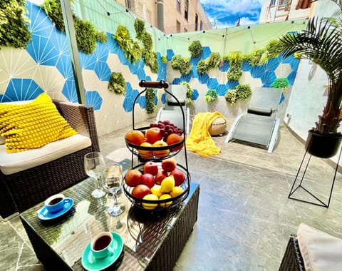 Patio, Day, Food and drinks