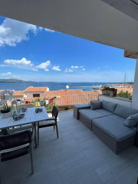 Natural landscape, View (from property/room), Balcony/Terrace, Dining area, Sea view