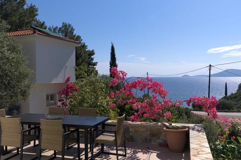 Les Maisonettes House in Samos, Greece