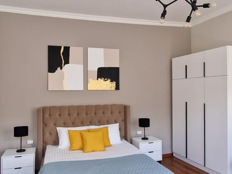 Bed, Photo of the whole room, Decorative detail, Bedroom, wardrobe