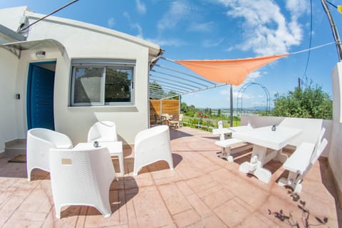 Patio, Day, View (from property/room), Balcony/Terrace, Dining area, sunbed