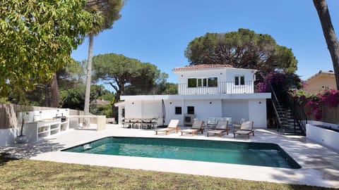 Property building, Garden, Pool view, Swimming pool, sunbed