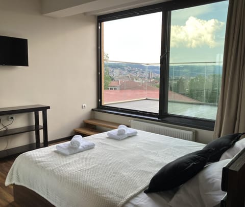 Bed, TV and multimedia, View (from property/room), Balcony/Terrace, Photo of the whole room, Bedroom, Mountain view