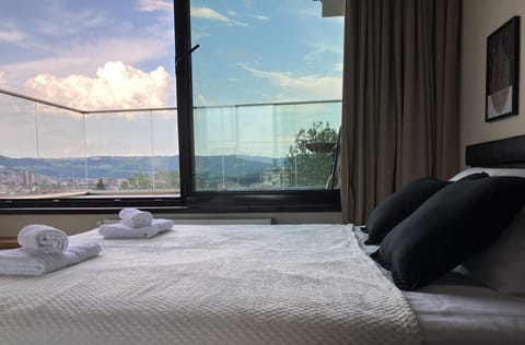 Bed, Natural landscape, Balcony/Terrace, Photo of the whole room, Bedroom, City view, City view, Landmark view, Mountain view, Sunrise, Quiet street view