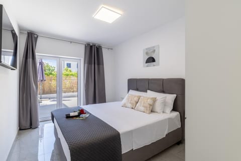 Bed, TV and multimedia, Photo of the whole room, Bedroom, towels