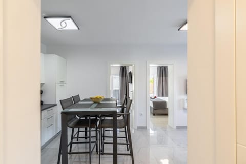 Kitchen or kitchenette, Dining area