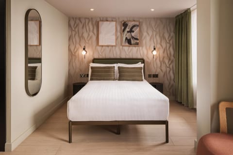 Bed, TV and multimedia, Coffee/tea facilities, Photo of the whole room, Bedroom, hair dryier, safe, wardrobe, air conditioner