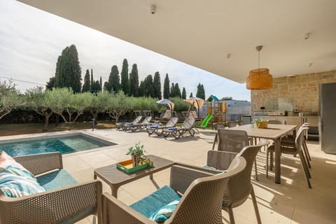 Seating area, Pool view