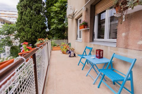 Property building, Spring, Day, Garden, View (from property/room), Balcony/Terrace, Living room, Garden view