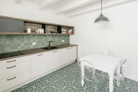 Coffee/tea facilities, Dining area, Lunch, microwave, stove, kitchen