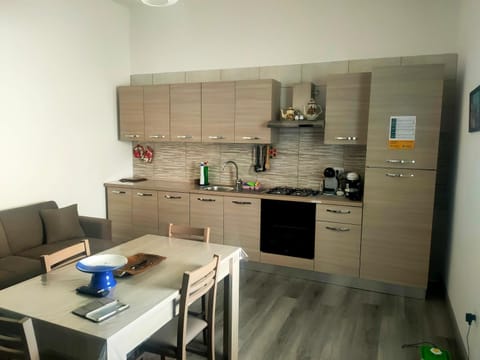 Coffee/tea facilities, dishwasher, oven, stove