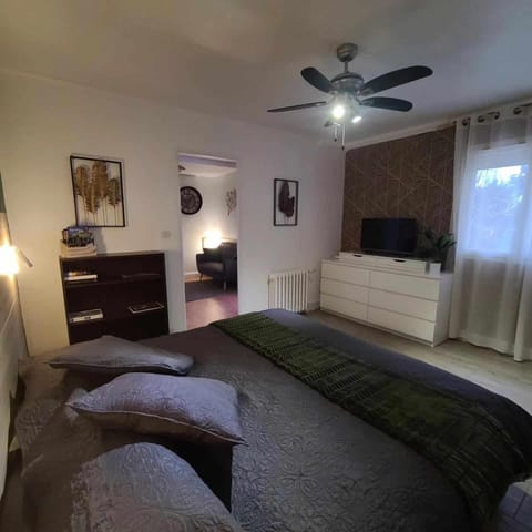 Photo of the whole room, Bedroom