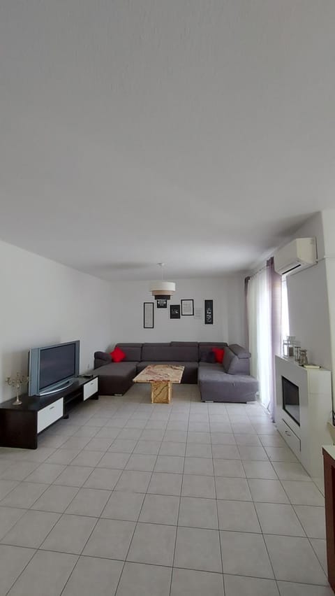 Communal lounge/ TV room, TV and multimedia, Living room, Seating area