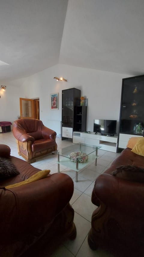 Communal lounge/ TV room, TV and multimedia, Living room, Seating area