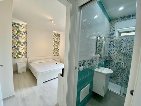 Shower, Toilet, Bed, Bathroom, Photo of the whole room, Bedroom, bidet