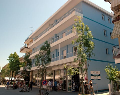 Property building, Day, group of guests