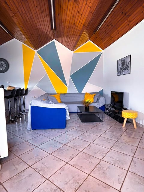 Property building, TV and multimedia, Living room, Seating area, On site, Family, pet friendly