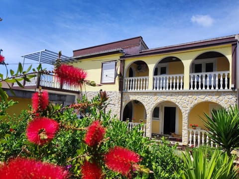 Property building, Spring, Day, Garden, View (from property/room), Balcony/Terrace, Garden view