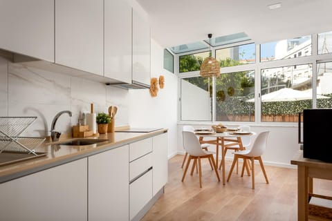 Kitchen or kitchenette, Dining area, minibar, stove