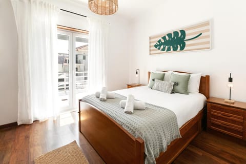Bed, Photo of the whole room, Decorative detail, Bedroom, towels