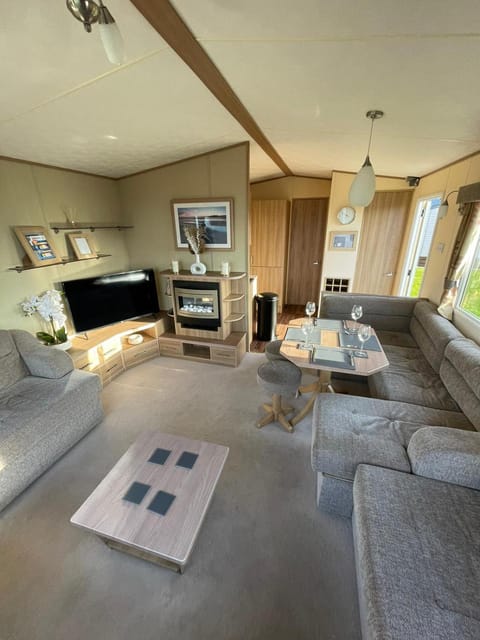 Communal lounge/ TV room, Living room, Seating area