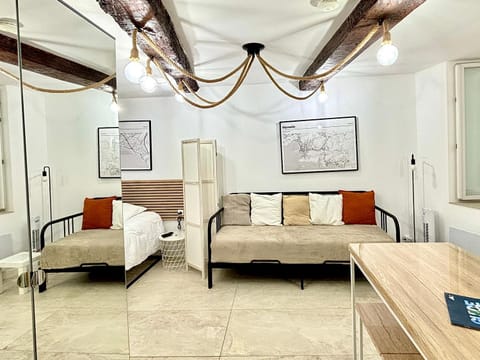 Bed, Living room, Photo of the whole room, Seating area, air conditioner