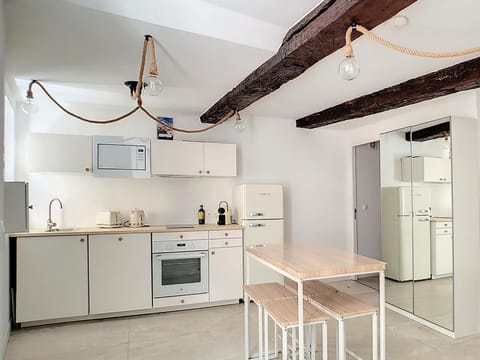 Kitchen or kitchenette, Dining area, dishwasher, minibar, pet friendly, stove